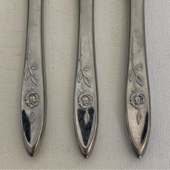 MY ROSE 3 Hollow Handle Dinner Knives Oneida Community Stainless Flatware 8.5" - Picture 3 of 4